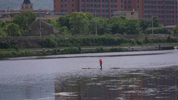 河道水面江面竹筏竹排清洁打捞水上垃圾实拍