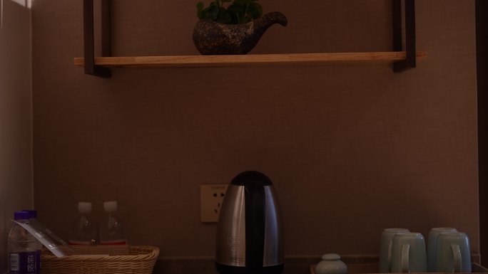 酒店宾馆公寓茶水间热水壶热水器茶杯实拍