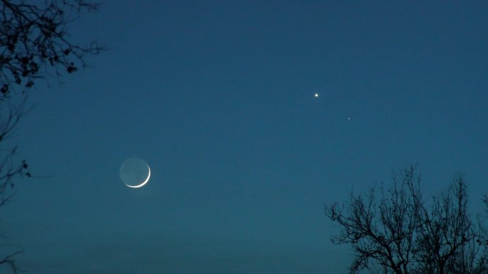 土星金星双星伴月实拍素材