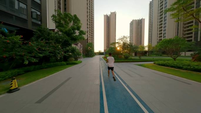 男人在跑道上向着夕阳奔跑航拍fpv