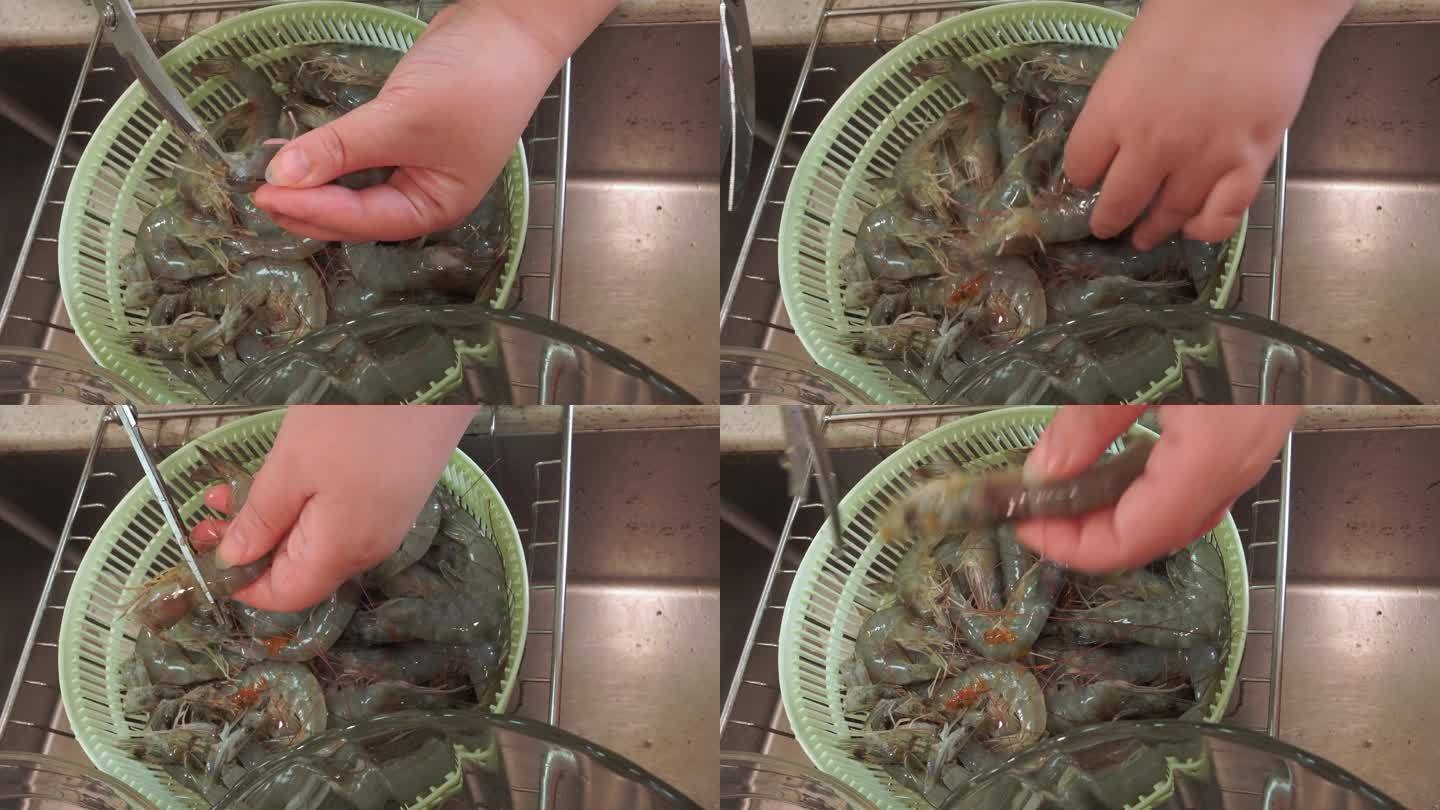 用水冲洗大虾剪虾头虾线 (3)