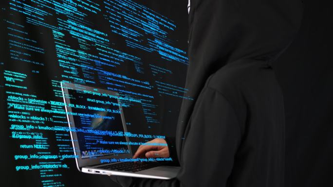 黑客敲代码植入木马病毒发动网络攻击