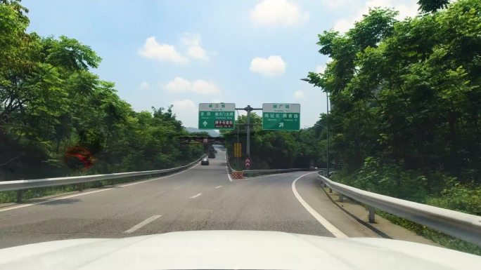 汽车驶出高速