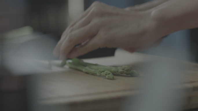 用手切菜切芦笋的意境镜头