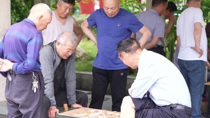 街头公园亭子老人下象棋休息实拍原素材