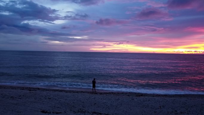 【原创视频素材】一个人海边看日出