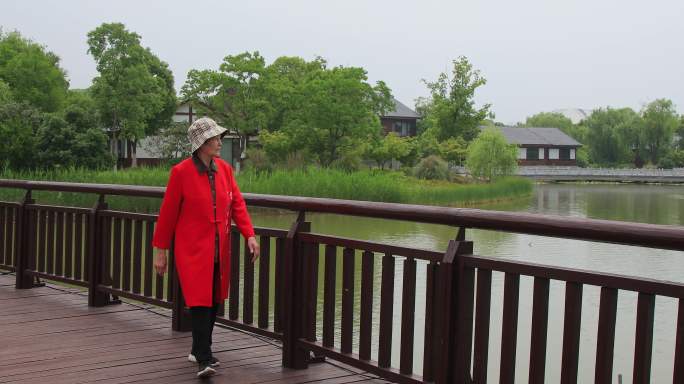 老人在湿地公园散步