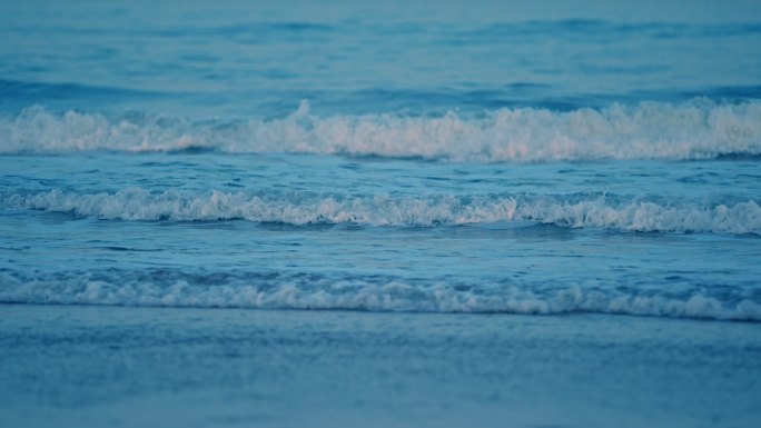 大海海水拍打岸边