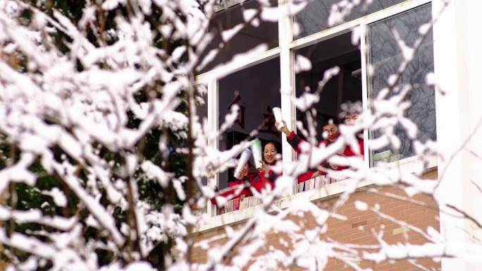 冬天雪中向窗外挥手的学生们