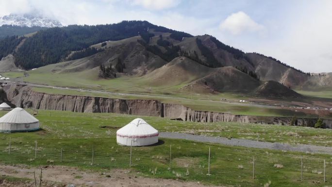 航拍起飞 新疆的蒙古包与高山牧场