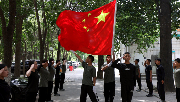 4k大学生国旗班学生练习升国旗