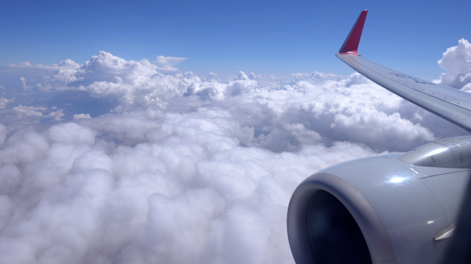 飞机窗外美景 机舱外云海