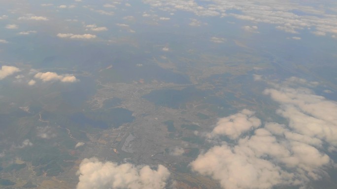 福建省南平市飞机窗外的云和陆地