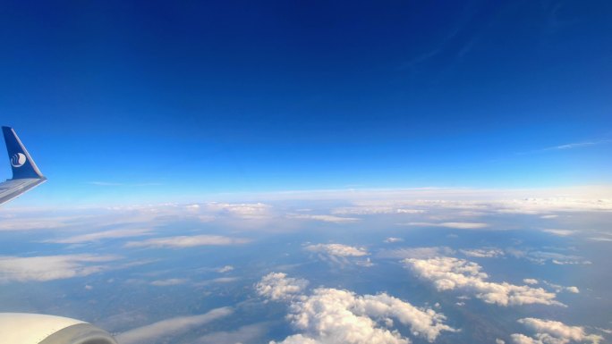 飞机窗外漂浮的云景