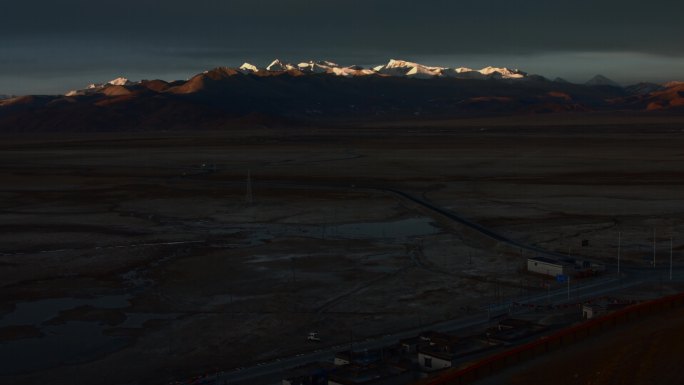 西藏旅游风光日出瞬间喜马拉雅山脉