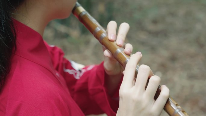 优雅古代女子吹笛子竹林中女子吹笛子