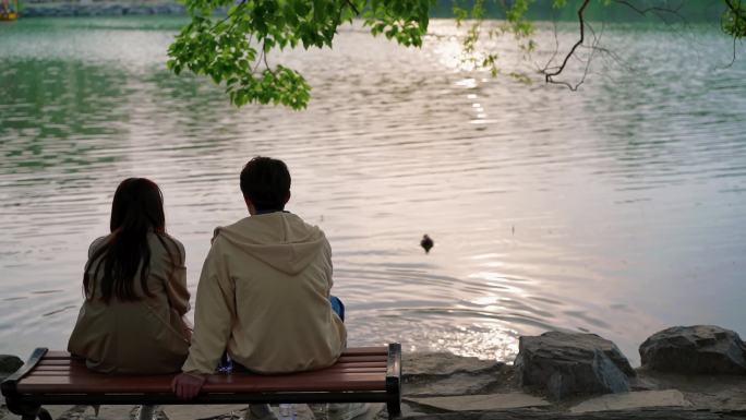 夏天傍晚二人坐在公园湖边