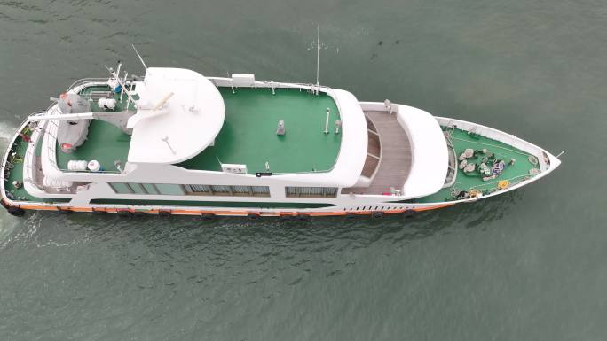 威海湾海面上航行的刘公岛客运游艇