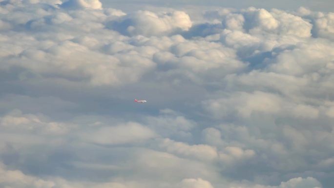 重庆上空云端之上飞行的飞机