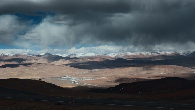 西藏旅游风光雪山下兵站远景