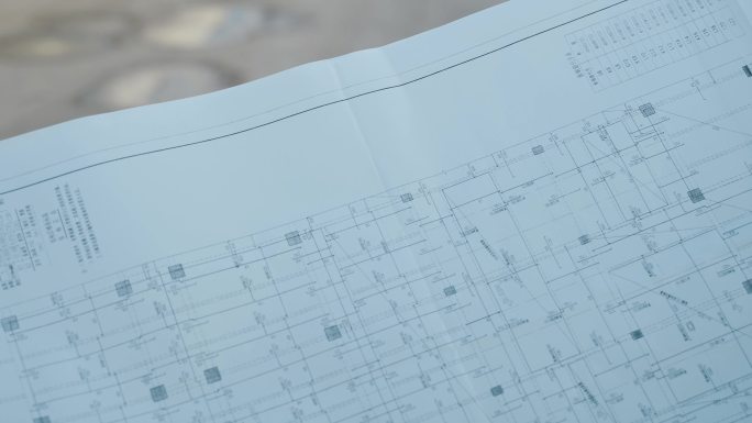 工地建筑设计工程师看图纸走在工地视察工地
