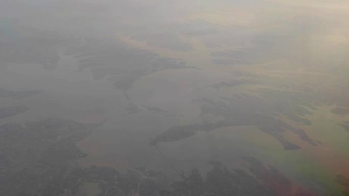 飞机窗外视俯瞰湖北省鄂州市长江湖泊