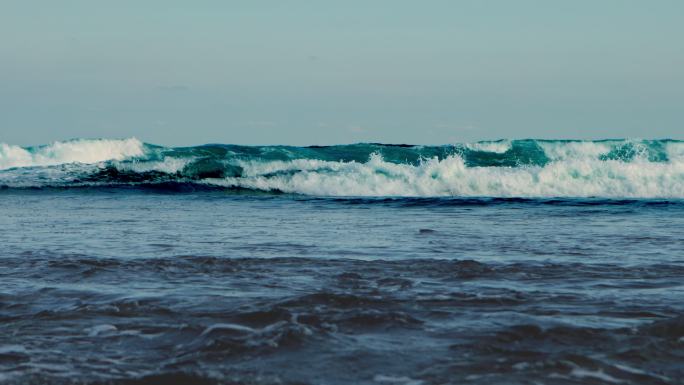 滔天巨浪，海水涨潮，海浪袭来