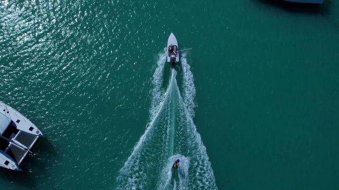 【4K航拍】冲浪的人-游艇激起唯美浪花