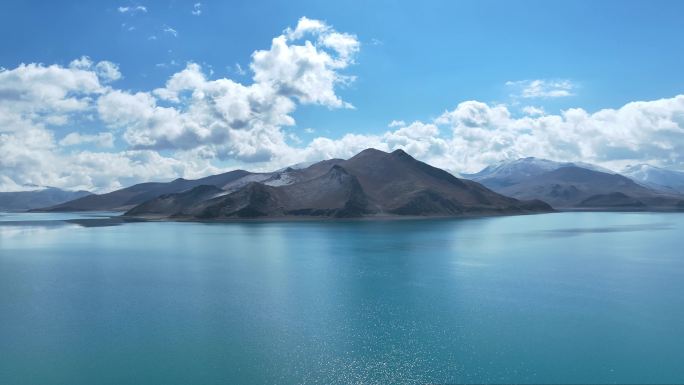 航拍西藏雪山湖泊羊卓雍措自然风光