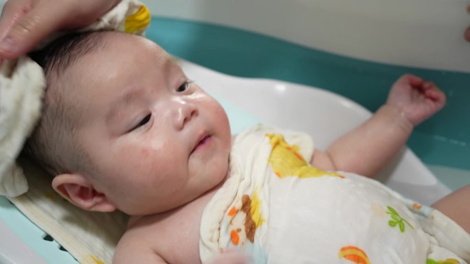 【4k原创】婴儿洗澡互动镜头