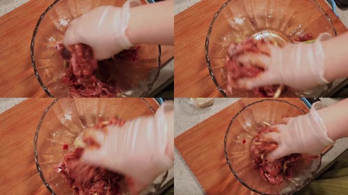 抓匀腌制牛肉 (1)