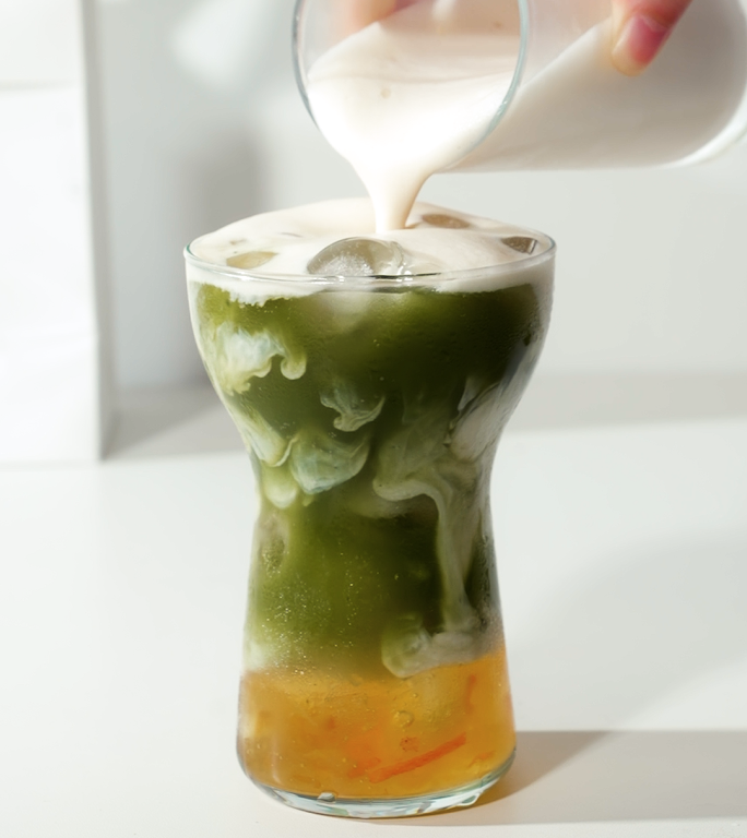 抹茶柚子味加冰调饮制作过程。