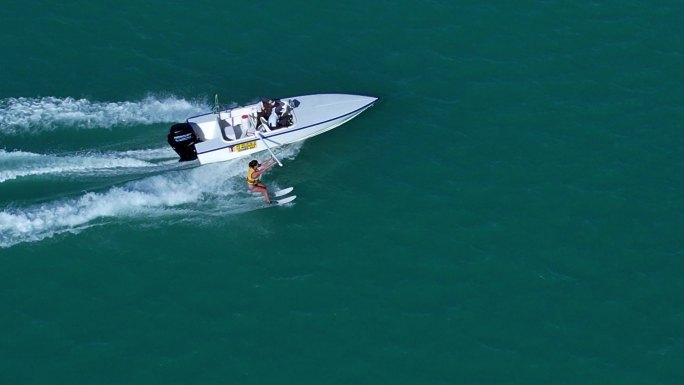 【4K航拍】搭载游艇冲浪人跟随俯拍低镜头
