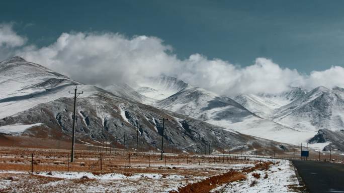 西藏旅游风光云雾笼罩冈底斯山脉雪峰