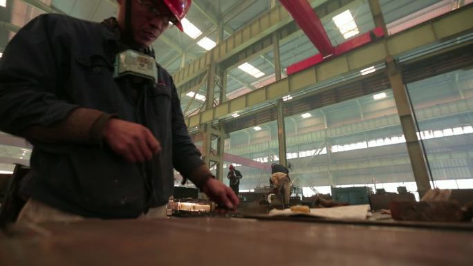 重工业钢结构工厂电焊设备运作等镜头