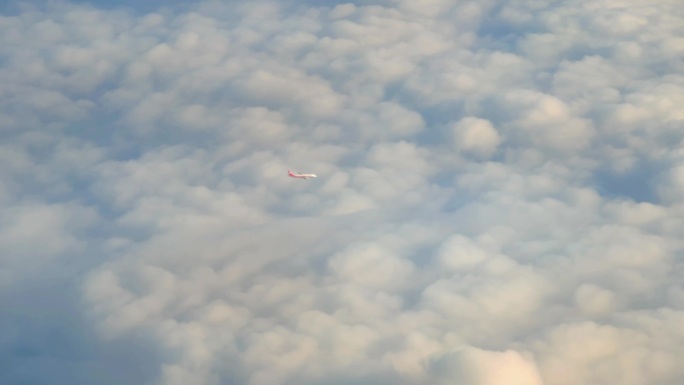 重庆上空云端之上飞行的飞机