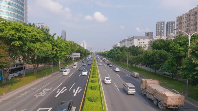 深圳宽阔而美丽的城市道路车流如织