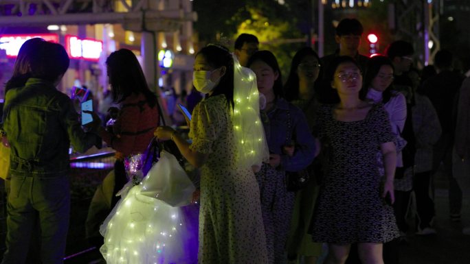 节日卖花的女生