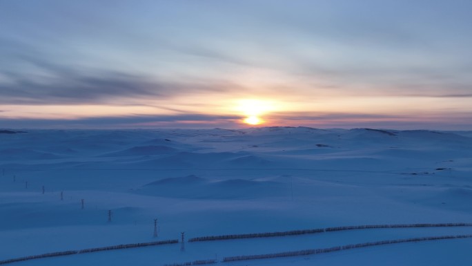 航拍4K冬日冰雪覆盖的草原暮色