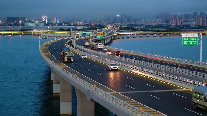 夜幕下的胶州湾大桥