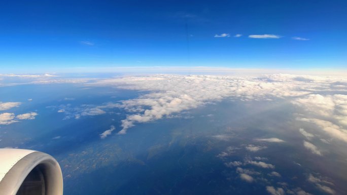 飞机窗外漂浮的云景