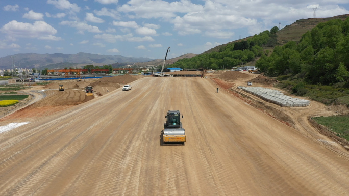 航拍高速公路路基路面机械设备平整施工建设