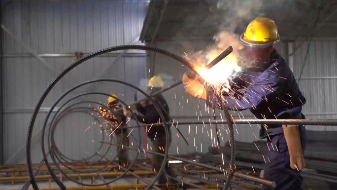 电焊工钢筋工工人施工火光四射钢筋笼