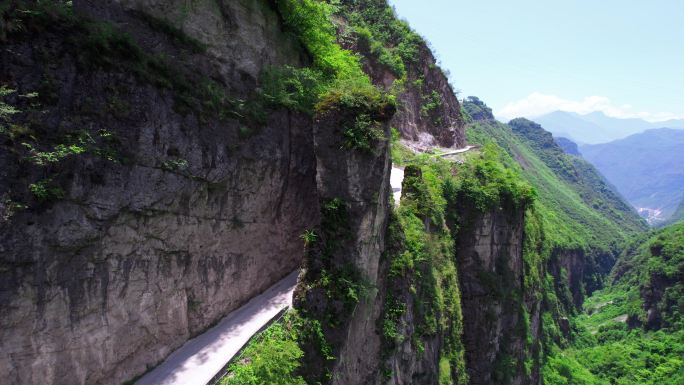 山中绝壁与蜿蜒曲折公路视频4K