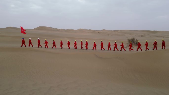 钻井石油工人沙漠里列队行走
