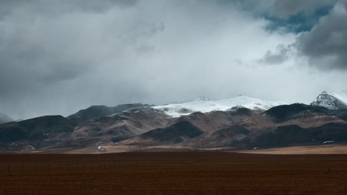 西藏旅游风光云雾笼罩冈底斯山近景