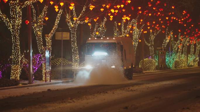 雪路夜晚的铲雪车