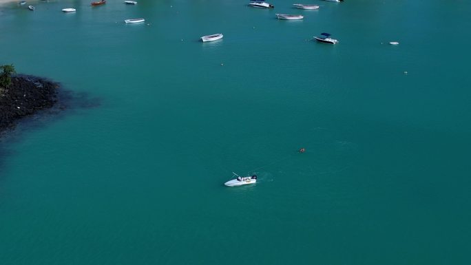【4K航拍】平静的大海上-游艇拉动冲浪人
