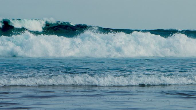 滔天巨浪，海水涨潮，海浪滚滚而来