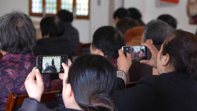 浙江农村文化礼堂戏曲表演观众手机拍照视频